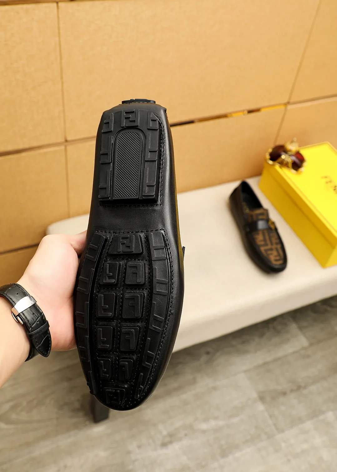 Men's shoes 💰380 💐 Product trademark: FENDI [Fendi] Doudou shoes Regular size: 38-44 (45.46.47🉑️Customized) Product materials: Selected imported first-layer calfskin upper + luxury hardware buckle, imported pig 🐖 lining. Strong three-dimensional visual effect, original outsole color: 1⃣️color optional